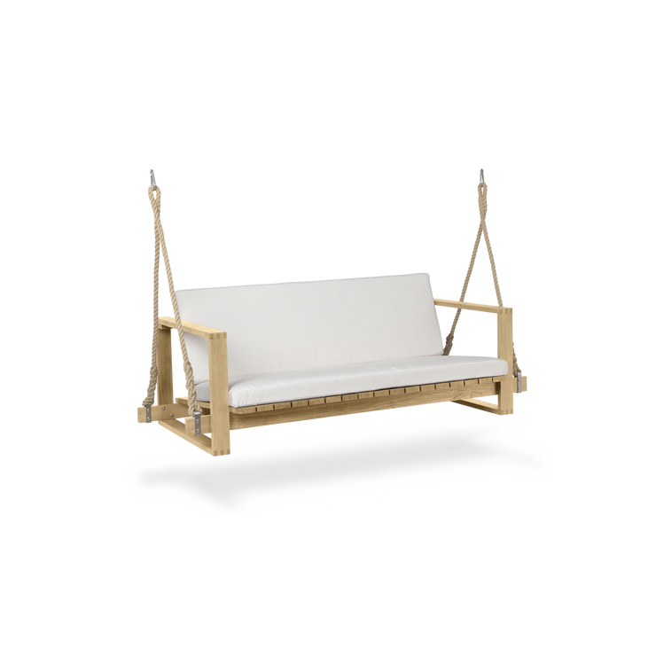 Hammock BK13 Swing Sofa fra Carl Hansen & Søn er laget i teak og henger i solide tau som gir en myk og behagelig, gyngende bevegelse.