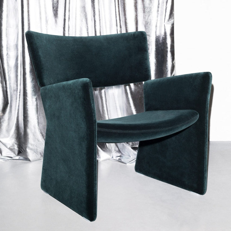 Ute etter en annen farge eller et annet type tekstil? Lenestolen Crown Easy Armchair fra Massproductions kan leveres i flere typer tekstiler. Ta kontakt med oss på kundeservice@oslodeco.no så hjelper vi deg!