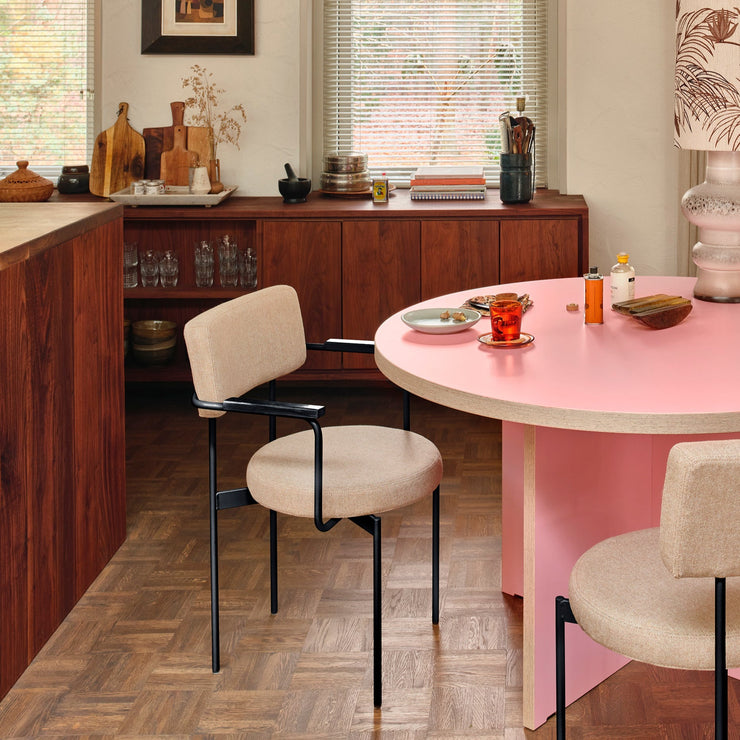 De fargede runde bordene DiningTable fra HK Living gir liv til spiseplassen din, og skaper en litt leken og uhøytidelig stemning! Spisebordet finnes i flere fine farger – fra rosa, kremfarget og brunt til blått, grønt og oransje. Den rosa varianten skaper her en superfin kontrast til de lyse polstrede stolene og det mørke treverket i innredningen. 