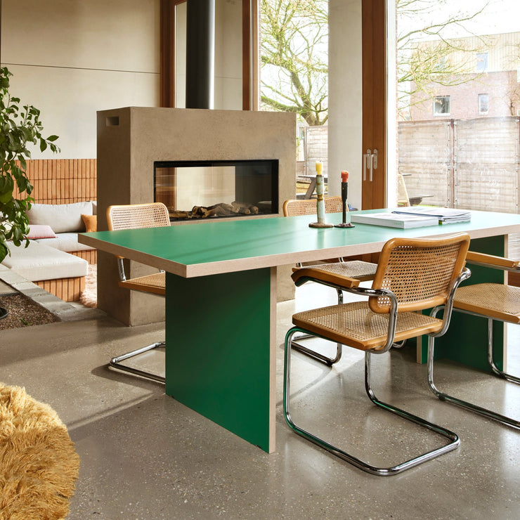 Designet minner om møbler fra De Stijl-bevegelsen som oppstod på begynnelsen av 1920-tallet. Møbeldesign inspirert av denne perioden kjennetegnes av en fremtredende bruk av enkle geometriske former, primærfarger (rød, blå, gul) og andre dristige farger, og rette horisontale og vertikale linjer.