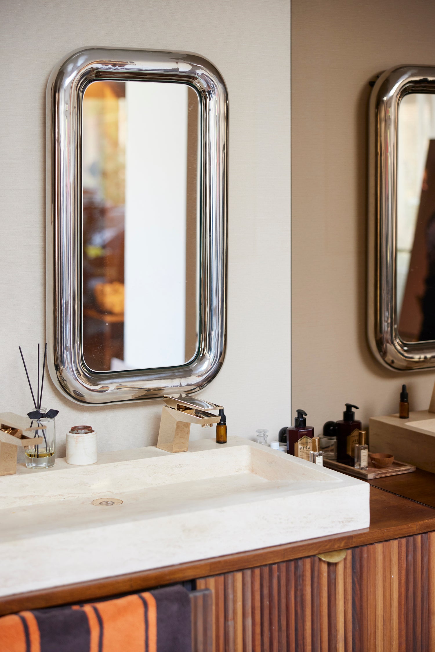 Et nydelig speil med kraftig ramme i forkrommet stål fra HK Living. Et superfint speil å bruke på badet, i gangen eller på et soverom. Speilet finnes i to størrelser.