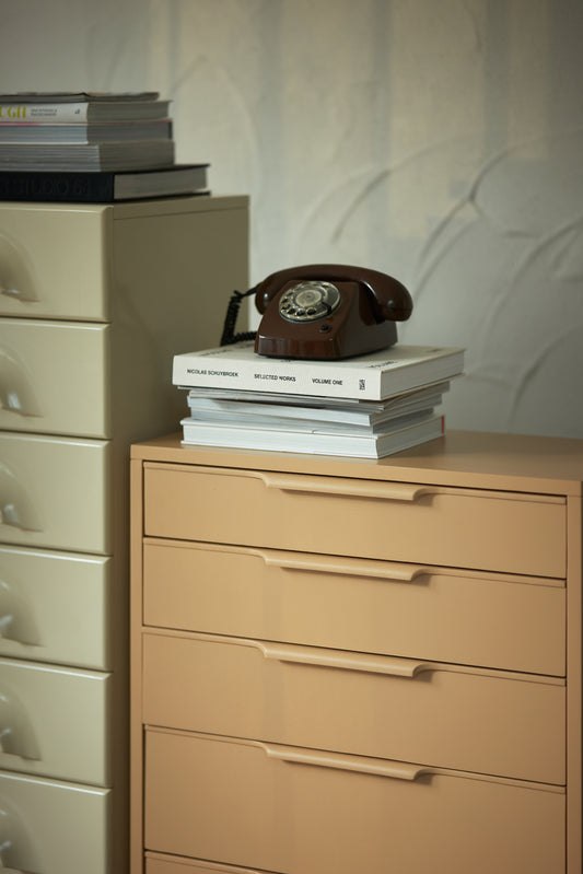 Den dype kommoden Chest of Drawers fra HKliving i sungkai-tre er raus i størrelsen og kan med sine praktiske skuffer romme mye av det du ikke vil ha fremme.