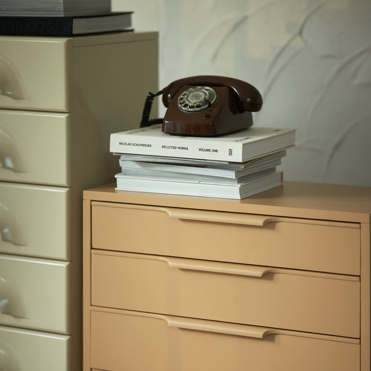 Den dype kommoden Chest of Drawers fra HKliving i sungkai-tre er raus i størrelsen og kan med sine praktiske skuffer romme mye av det du ikke vil ha fremme.