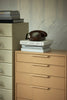 Den dype kommoden Chest of Drawers fra HKliving i sungkai-tre er raus i størrelsen og kan med sine praktiske skuffer romme mye av det du ikke vil ha fremme.
