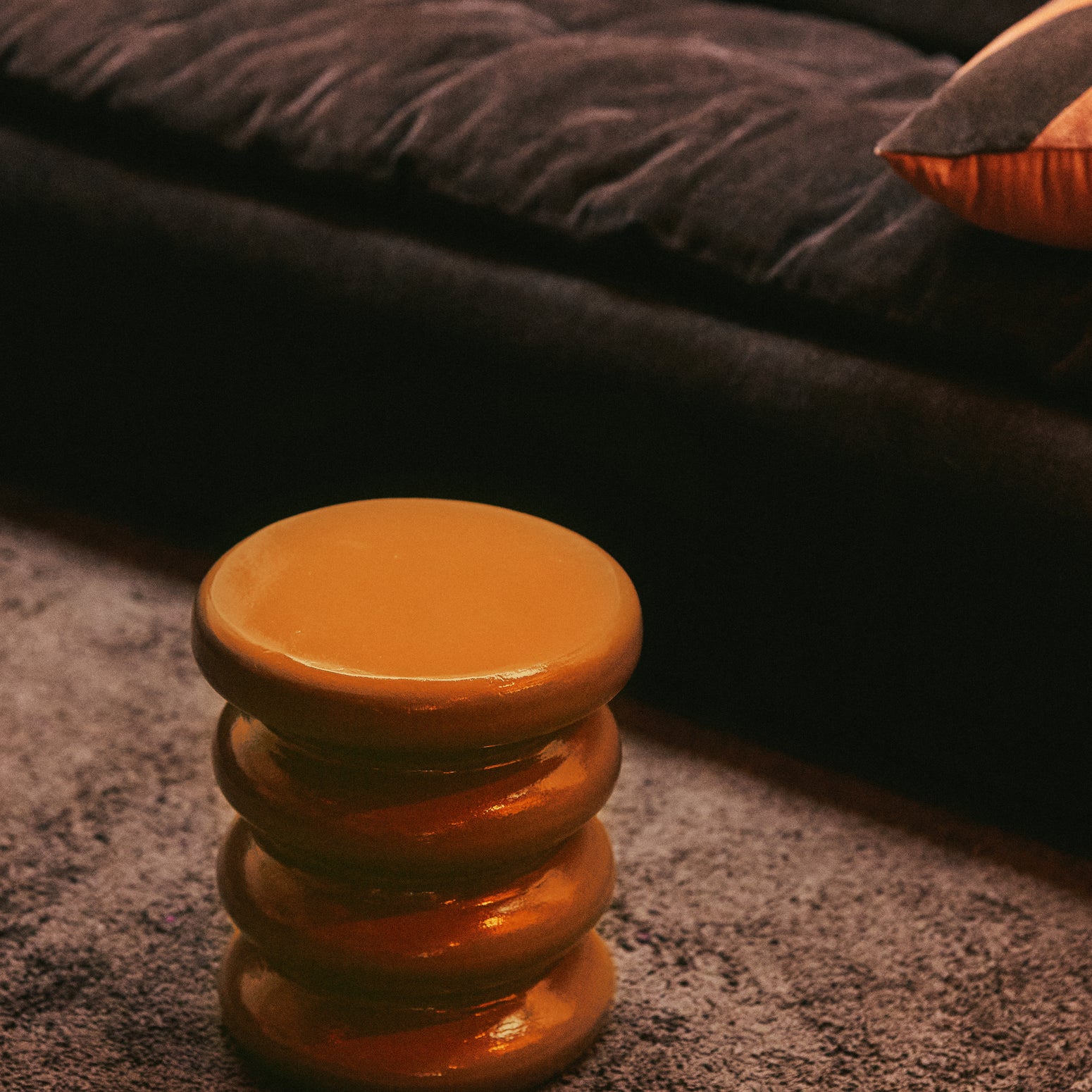 Sidebordet Allure fra HK Living er akkurat passe sjarmerende og karakteristisk i formen til at det skiller seg litt ut og kommer i to fine farger – velg mellom en glasert kremfarget variant og en dyp karamellbrun variant. Bruk det som et sidebord ved godstolen, en utstillingsplass for en liten skulptur, vase eller lampe eller som et nattbord, for å nevne noe.