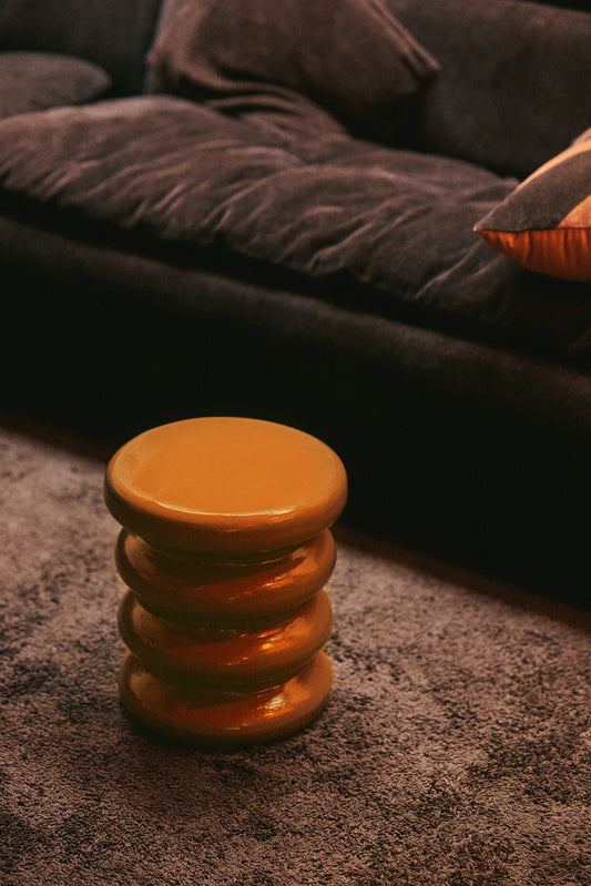 Sidebordet Allure fra HK Living er akkurat passe sjarmerende og karakteristisk i formen til at det skiller seg litt ut og kommer i to fine farger – velg mellom en glasert kremfarget variant og en dyp karamellbrun variant. Bruk det som et sidebord ved godstolen, en utstillingsplass for en liten skulptur, vase eller lampe eller som et nattbord, for å nevne noe.