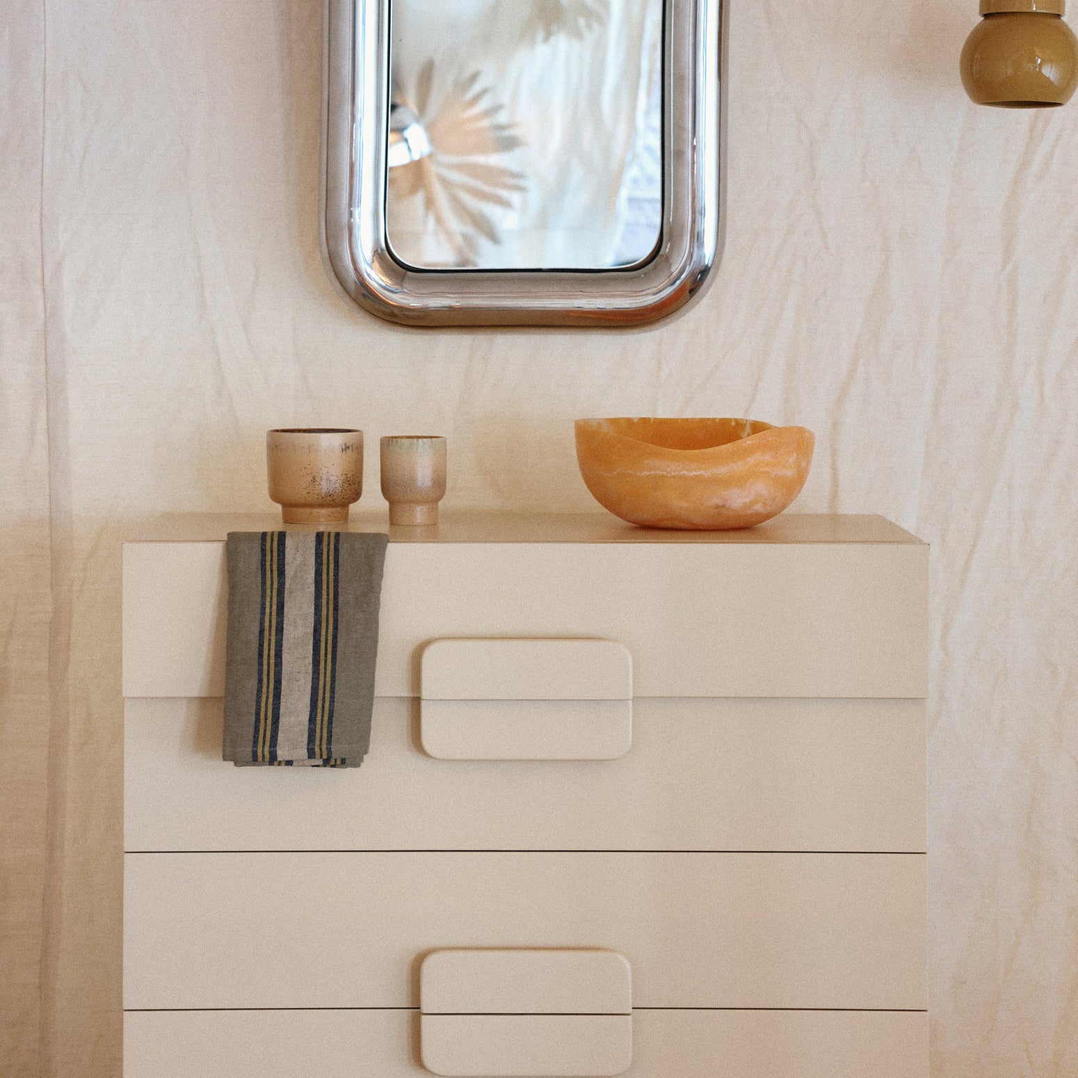 Den dype kommoden Spacious Drawer Cabinet fra HK Living i sungkai-tre er raus i størrelsen og kan med sine praktiske skuffer romme mye av det du ikke vil ha fremme.