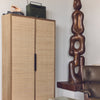 Gi hjemmet ditt et naturlig preg med dette superfine skapet Pioneer Rattan Cupboard fra hkLiving! De flettede rattandørene har en vakker struktur som fremhever materialets organiske skjønnhet og skaper et møbel som både føles solid og sofistikert.