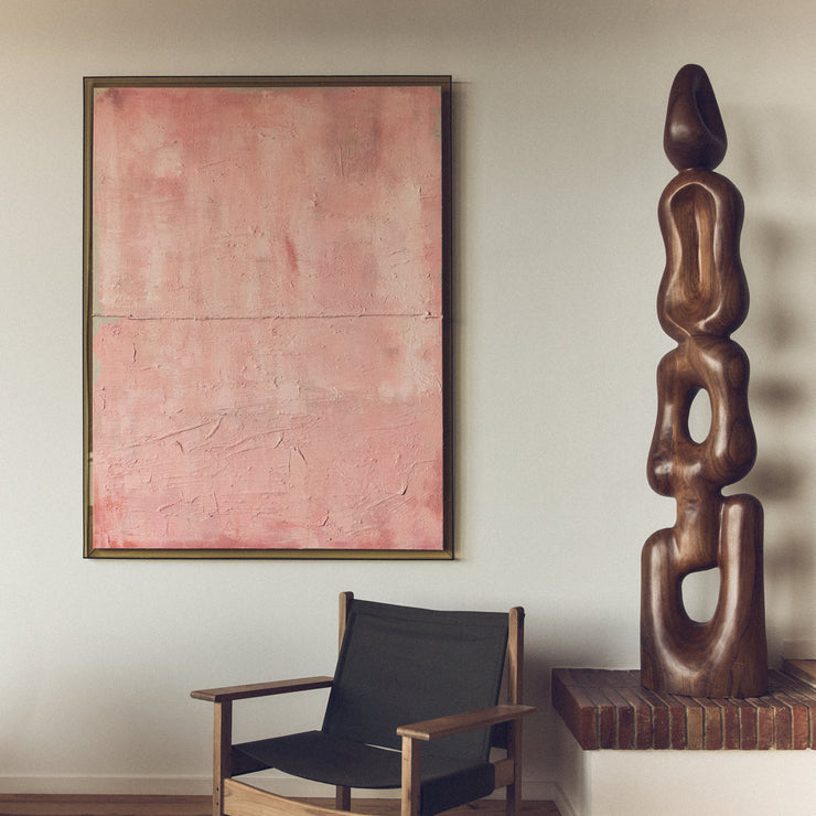 Framed Artwork Thousand Layers fra HKliving er et unikt, håndmalt innrammet maleri som raskt blir rommets blikkfang. Det abstrakte motivet i monokrome rosatoner har en lagdelt struktur og de tydelige penselstrøkene på linlerretet tilfører både dybde og taktilitet til veggen.