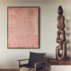 Framed Artwork Thousand Layers fra HKliving er et unikt, håndmalt innrammet maleri som raskt blir rommets blikkfang. Det abstrakte motivet i monokrome rosatoner har en lagdelt struktur og de tydelige penselstrøkene på linlerretet tilfører både dybde og taktilitet til veggen.
