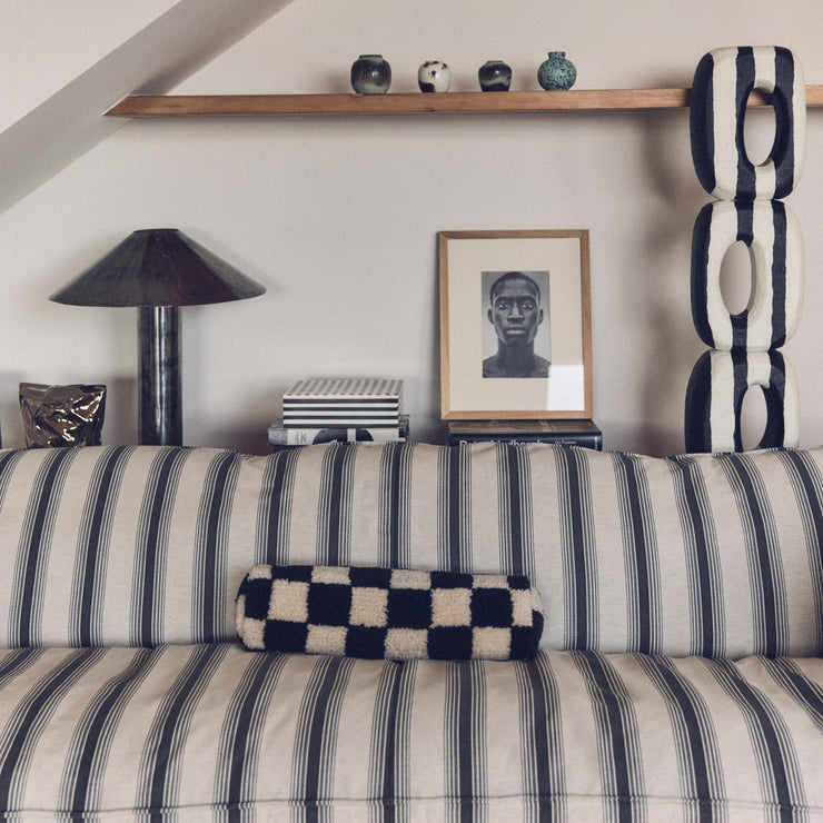 Sofaen kommer i tre størrelser og et stort utvalg av deilige tekstiler som lin, bomull, velur, bouclé, og kordfløyel - så her kan man finne noe som passer til enhver interiørstil. Sofa Nomad Couch 3-seter (244 cm) fra HKliving i Rocco Chalkstripe.