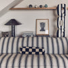 Sofaen kommer i tre størrelser og et stort utvalg av deilige tekstiler som lin, bomull, velur, bouclé, og kordfløyel - så her kan man finne noe som passer til enhver interiørstil. Sofa Nomad Couch 3-seter (244 cm) fra HKliving i Rocco Chalkstripe.