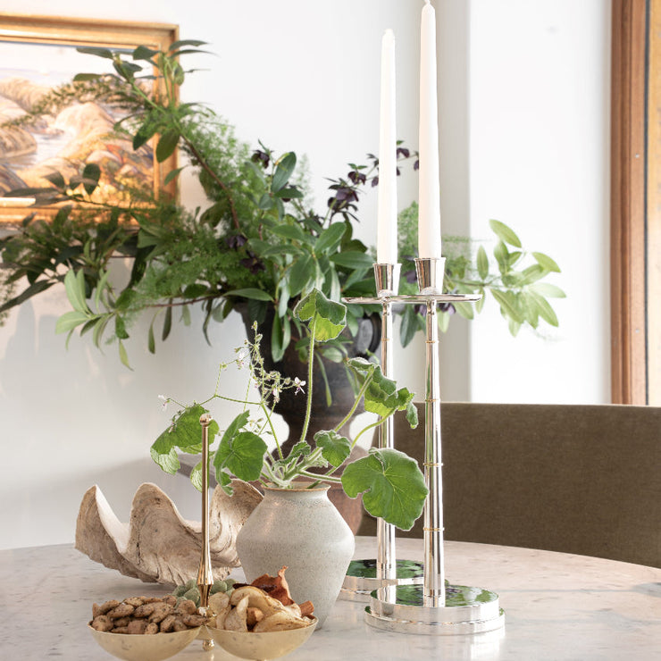 Graceful Candlestick i sølvbelagt messing stylet i miljøbilde med tent lys