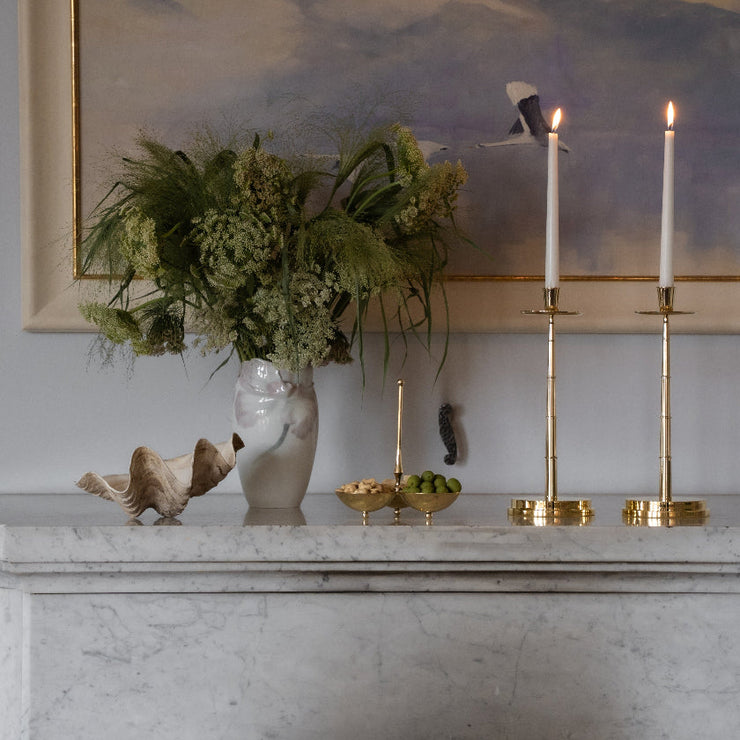 Graceful Candlestick brukt som borddekorasjon i et stilrent interiør