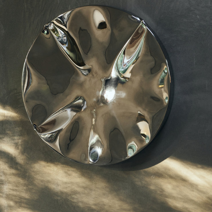 Veggskulpturen Dent Wall Sculpture fra HKliving skaper med sin forkrommede overflate en spennende refleksjon av lys og omgivelser. Superfin hengende alene eller sammen med andre dekorative malerier og objekter på en vegg.
