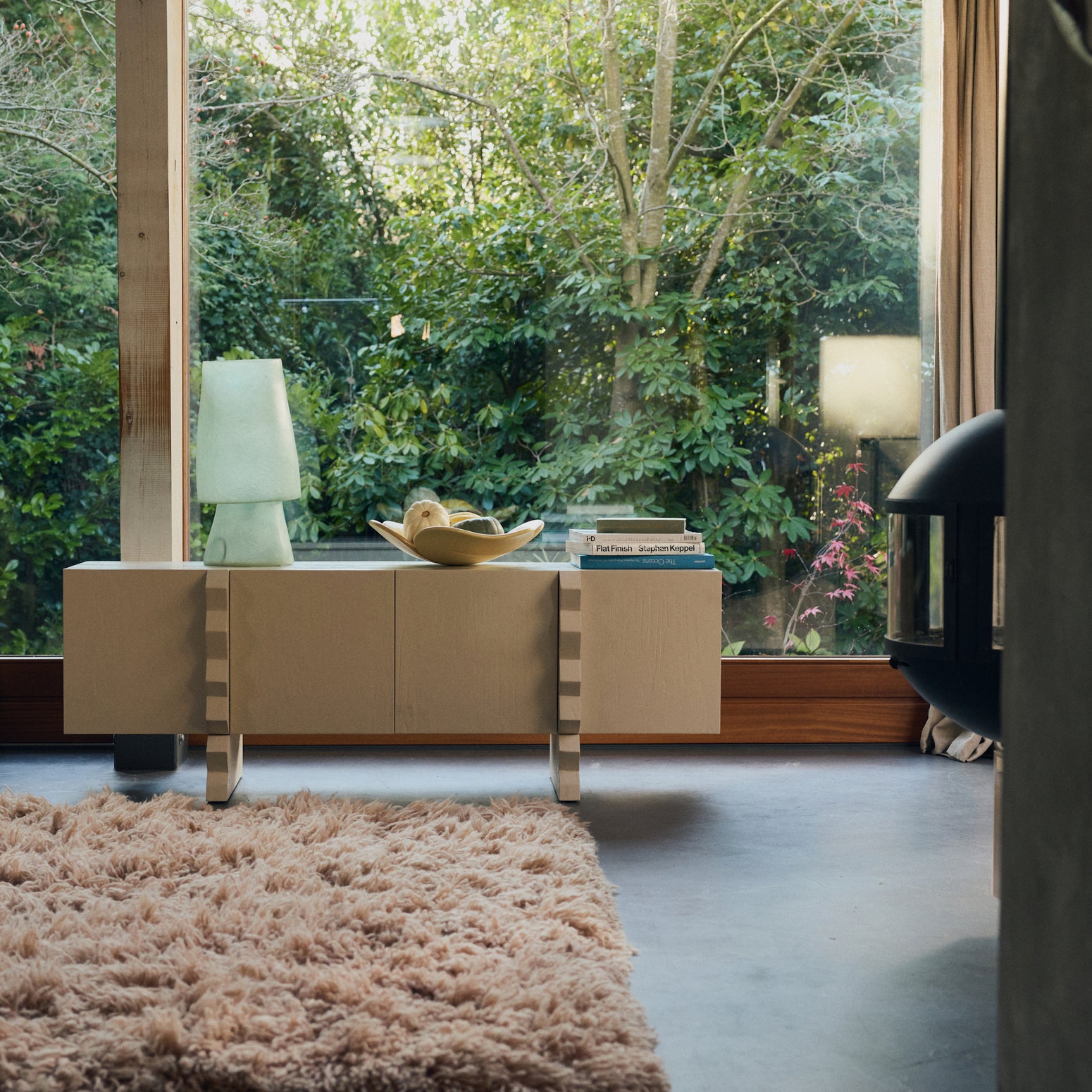 Skjenken Forma Dresser fra HKliving i sungkai-tre i en myk Off White farge har skulpturelle håndtak og en tydelig trestruktur i finishen og vil være et litt ekstra spennende blikkfang i interiøret, enten i en stue, spisestue eller større gang. Perfekt for deg som er ute etter et oppbevaringsmøbel med karakter!