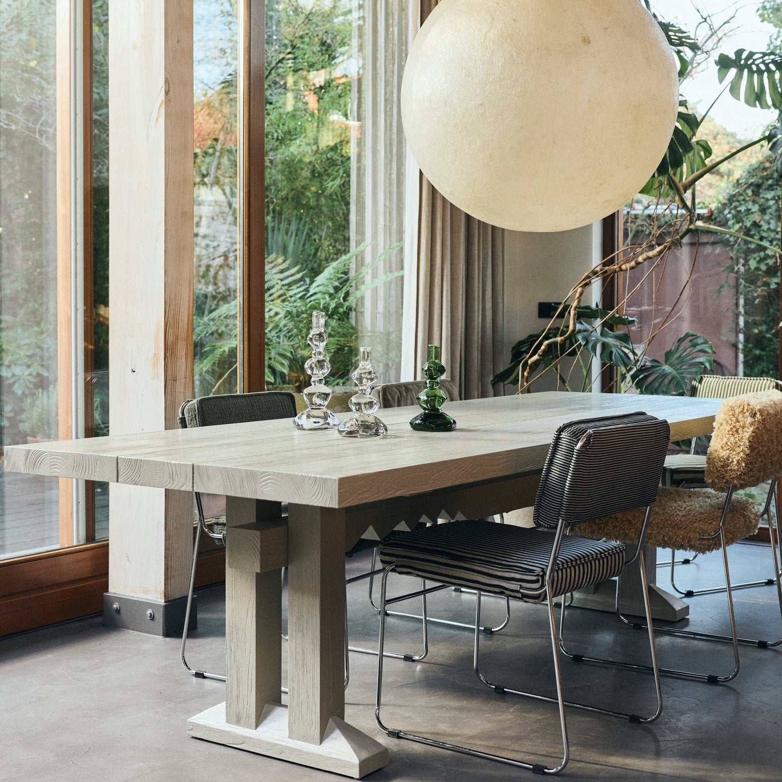 Spisestuestolen Endless Dining Chair fra HK Living med understell i forkrommet stål og polstret sete og rygg er inspirert av typiske spisestoler fra 60-tallet – og innbyr (akkurat som navnet tilsier) til timeslange stunder til bords. Spisestolen kommer i fire fine utvalgte varianter: Velg mellom det grønne tekstilet Edge Wild Olive, velurtekstilet Velvet Dirty Chair og det stripete tekstilet Stripe Monochrome og Sunflower.