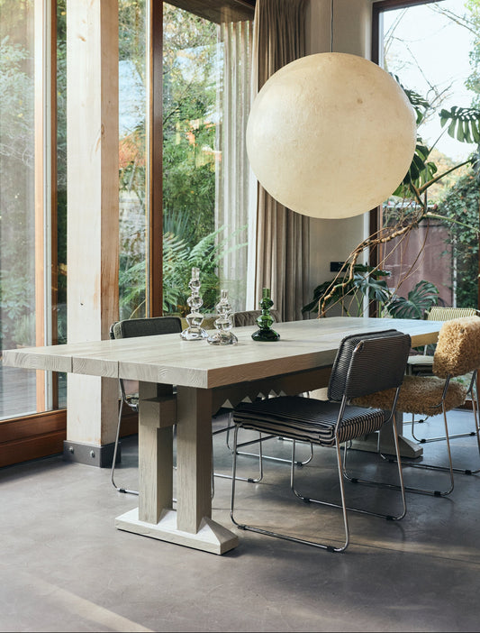 Spisestuestolen Endless Dining Chair fra HK Living med understell i forkrommet stål og polstret sete og rygg er inspirert av typiske spisestoler fra 60-tallet – og innbyr (akkurat som navnet tilsier) til timeslange stunder til bords. Spisestolen kommer i fire fine utvalgte varianter: Velg mellom det grønne tekstilet Edge Wild Olive, velurtekstilet Velvet Dirty Chair og det stripete tekstilet Stripe Monochrome og Sunflower.