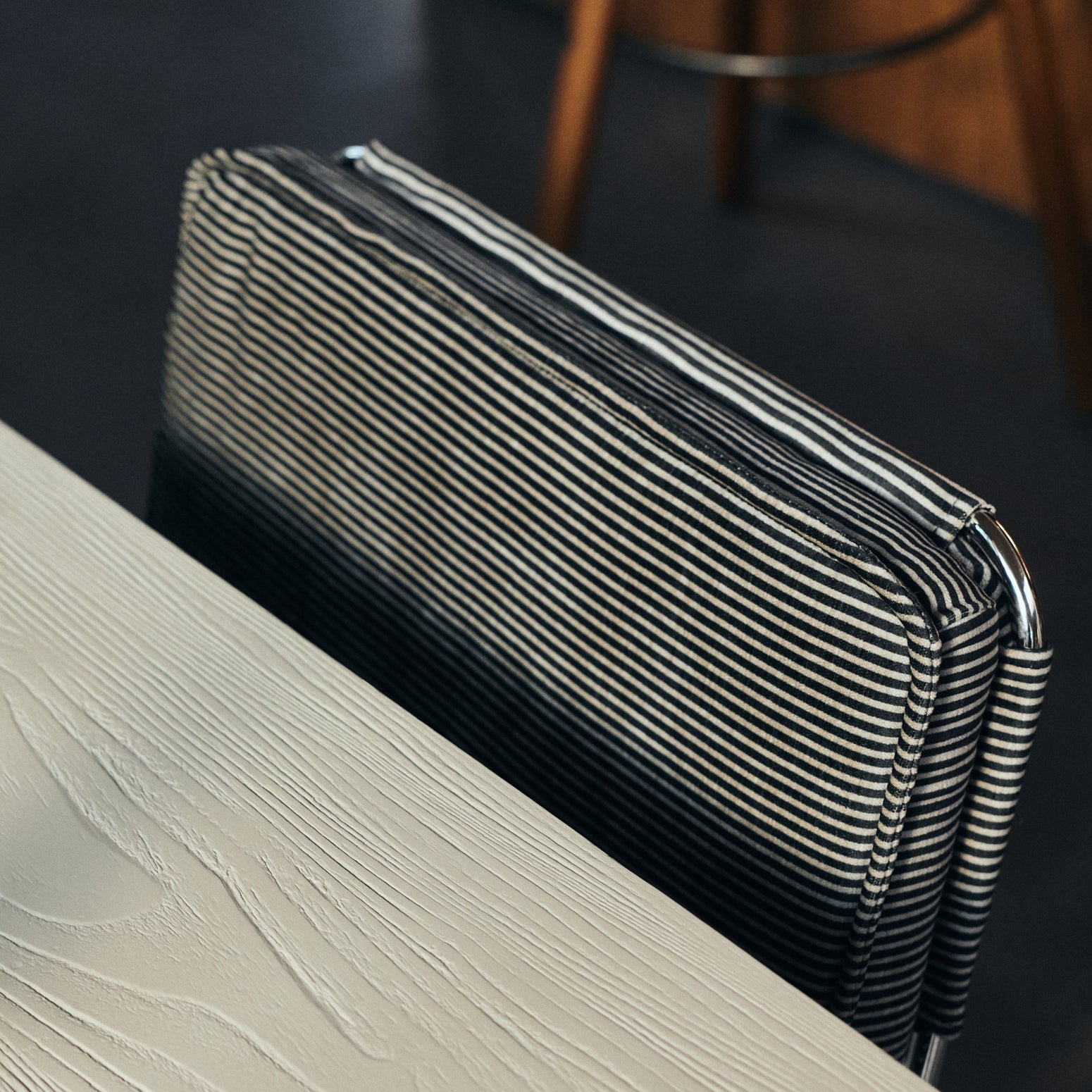 Spisestuestolen Endless Dining Chair fra HK Living med understell i forkrommet stål og polstret sete og rygg i det stripete tekstilet Stripe Monochrome