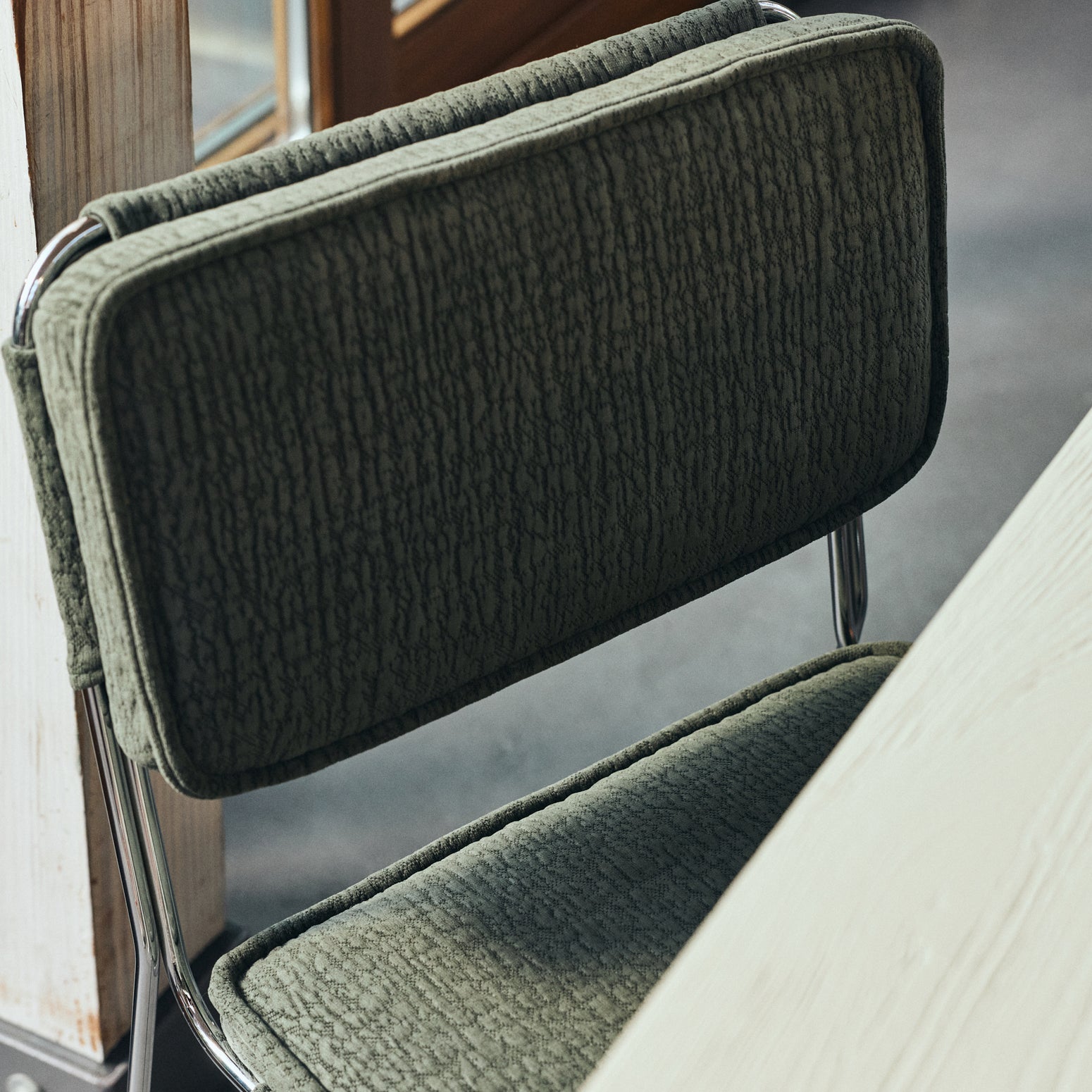 Spisestuestolen Endless Dining Chair fra HK Living med understell i forkrommet stål og polstret sete og rygg i det grønne tekstilet Edge Wild Olive