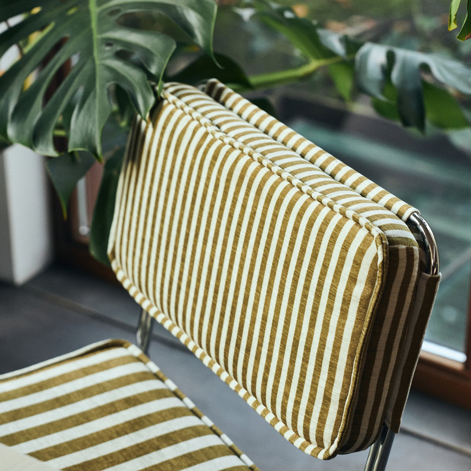 Spisestuestolen Endless Dining Chair fra HK Living med understell i forkrommet stål og polstret sete og rygg i det stripete tekstilet Sunflower
