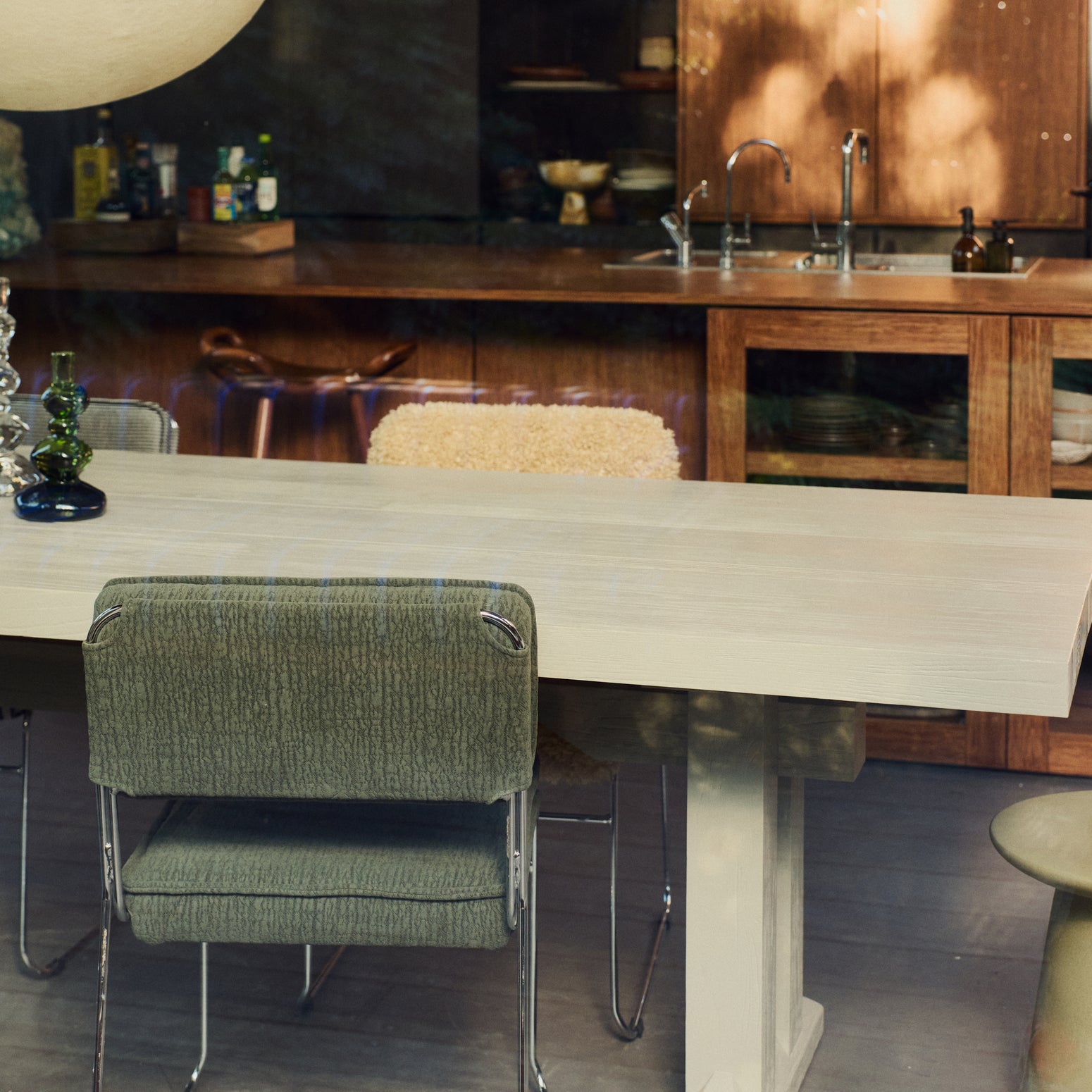 Spisestuestolen Endless Dining Chair fra HK Living med understell i forkrommet stål og polstret sete og rygg i det grønne tekstilet Edge Wild Olive