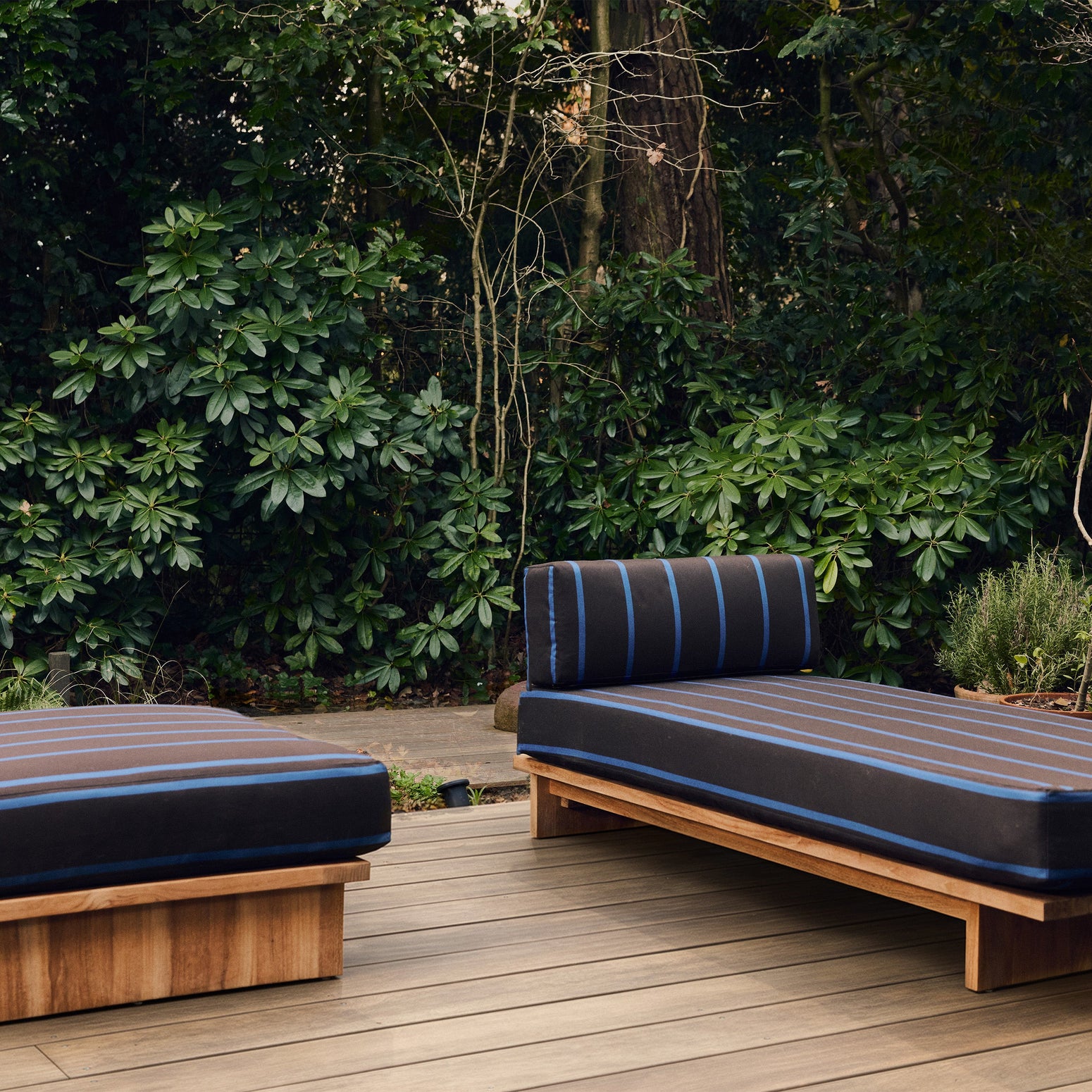 Puffen Outdoor Hocker Teak fra HK Living i tekstilet Burnt Sky med dagseng i samme serie