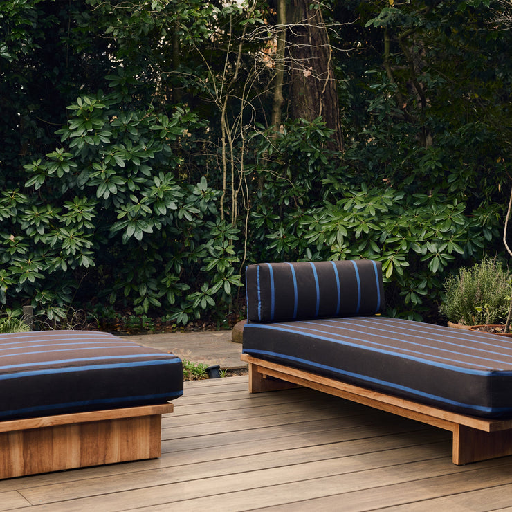 Puffen Outdoor Hocker Teak fra HK Living i tekstilet Burnt Sky med dagseng i samme serie