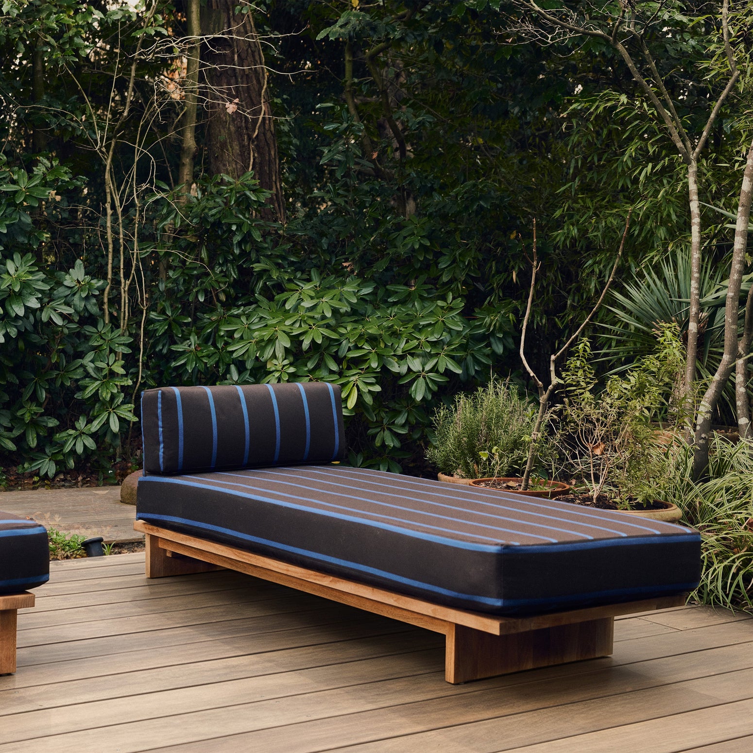 Dagseng Outdoor Teak fra HK Living i tekstilet Burnt Sky