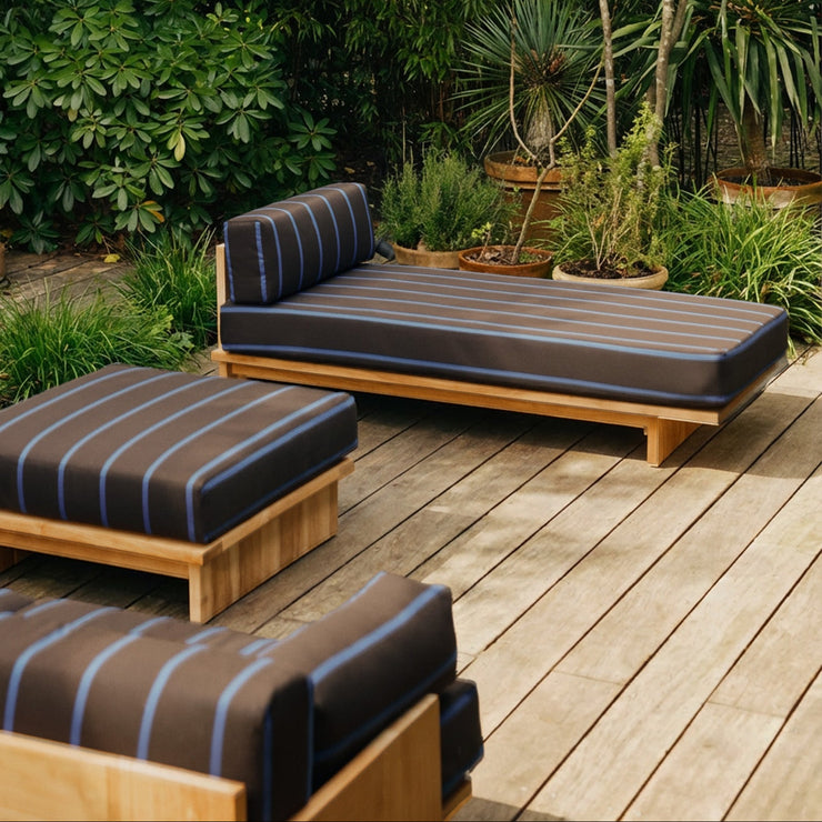 Puffen Outdoor Hocker Teak fra HK Living i tekstilet Burnt Sky med utesofa og dagseng i samme serie