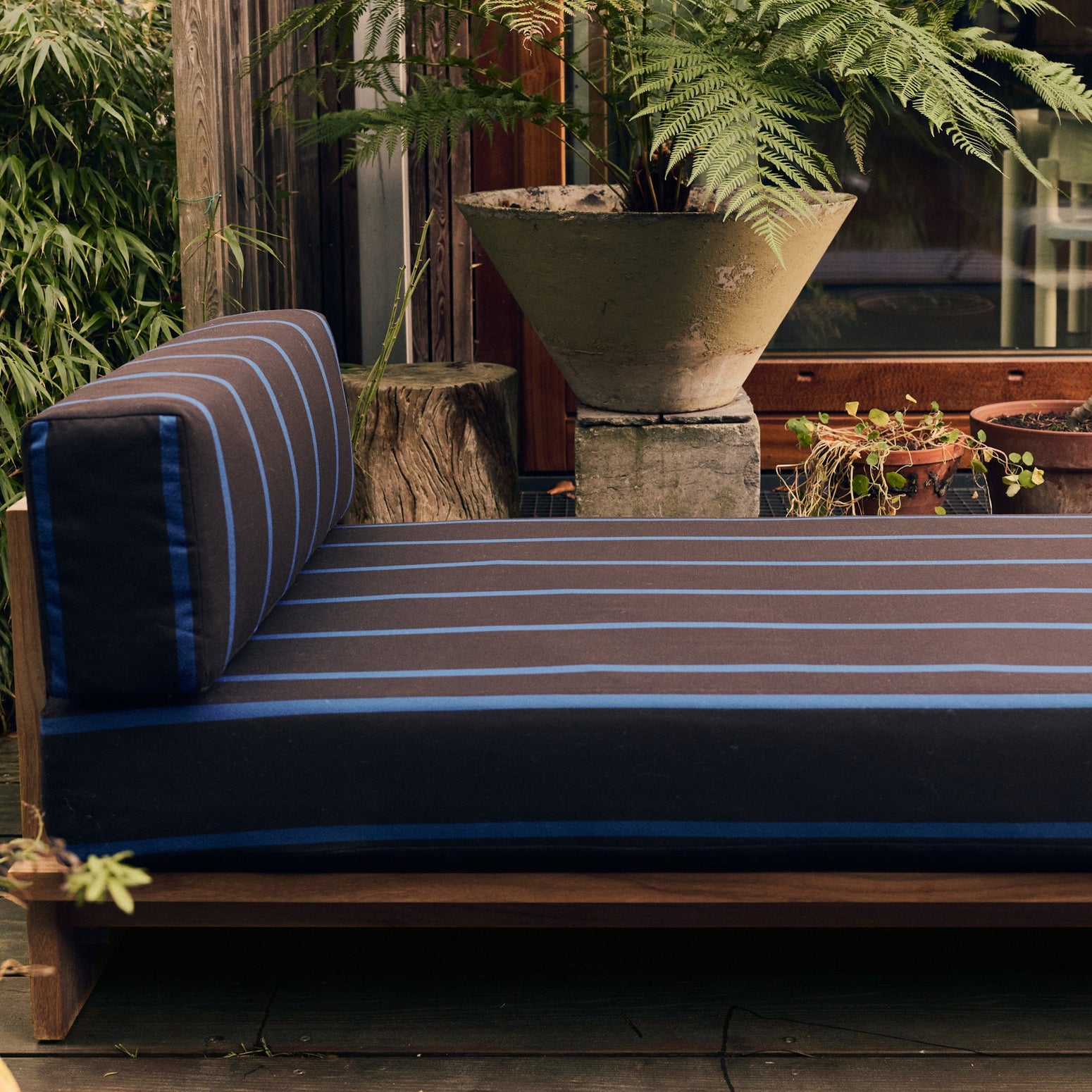 Dagseng Outdoor Teak fra HK Living i tekstilet Burnt Sky