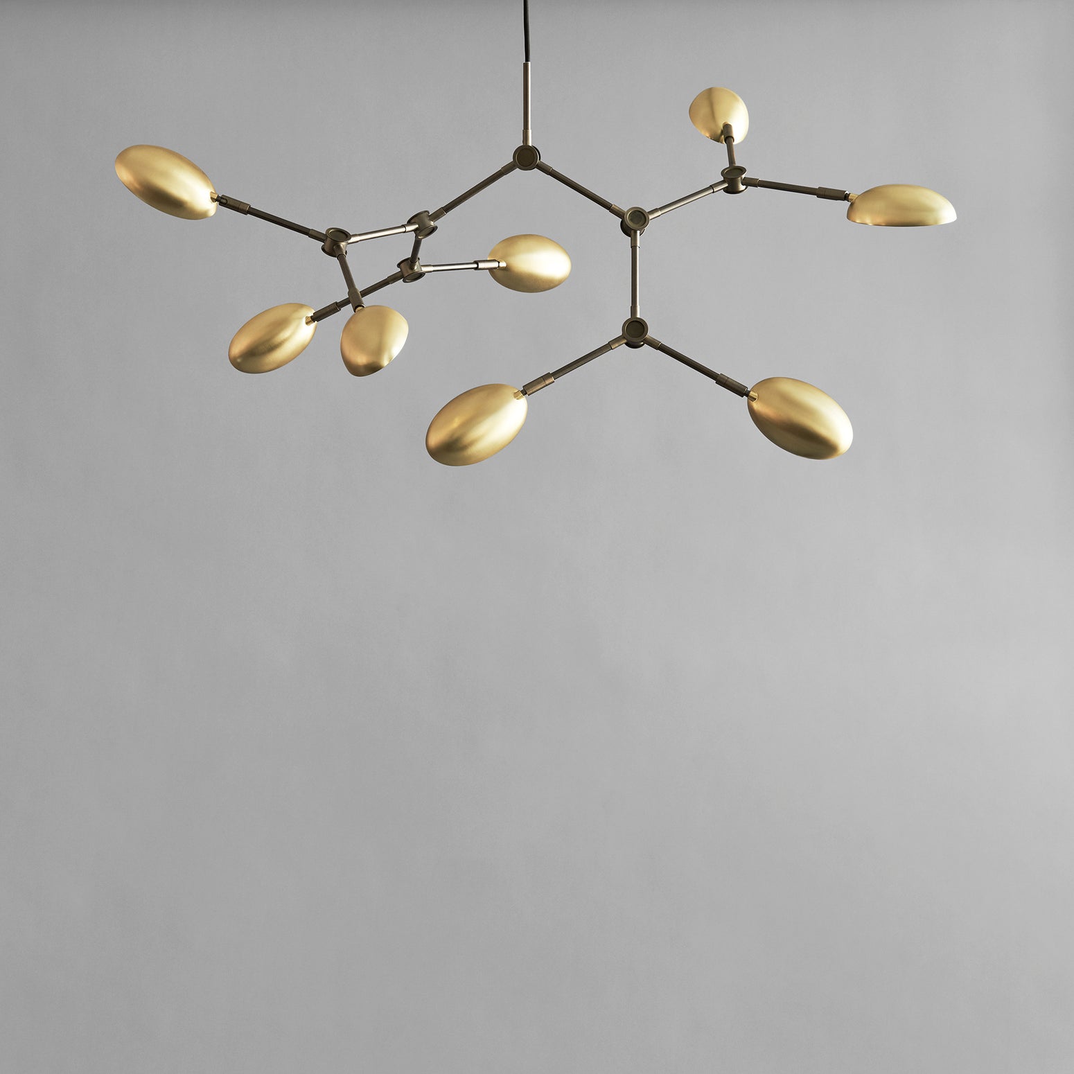 Drop Chandelier Mini fra 101 Copehagen i messingfinish.