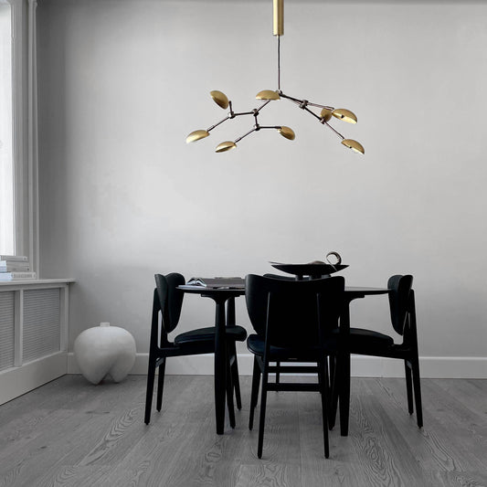 Drop Chandelier Mini fra 101 Copenhagen er en elegant taklampe som ikke tar for mye plass – men som likevel gjør mye ut av seg! De dråpeformede lampeskjermene kan justeres i flere forskjellige vinkler, slik at du kan skape din egen, unike atmosfære.