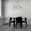 Drop Chandelier Mini fra 101 Copenhagen er en elegant taklampe som ikke tar for mye plass – men som likevel gjør mye ut av seg! De dråpeformede lampeskjermene kan justeres i flere forskjellige vinkler, slik at du kan skape din egen, unike atmosfære.