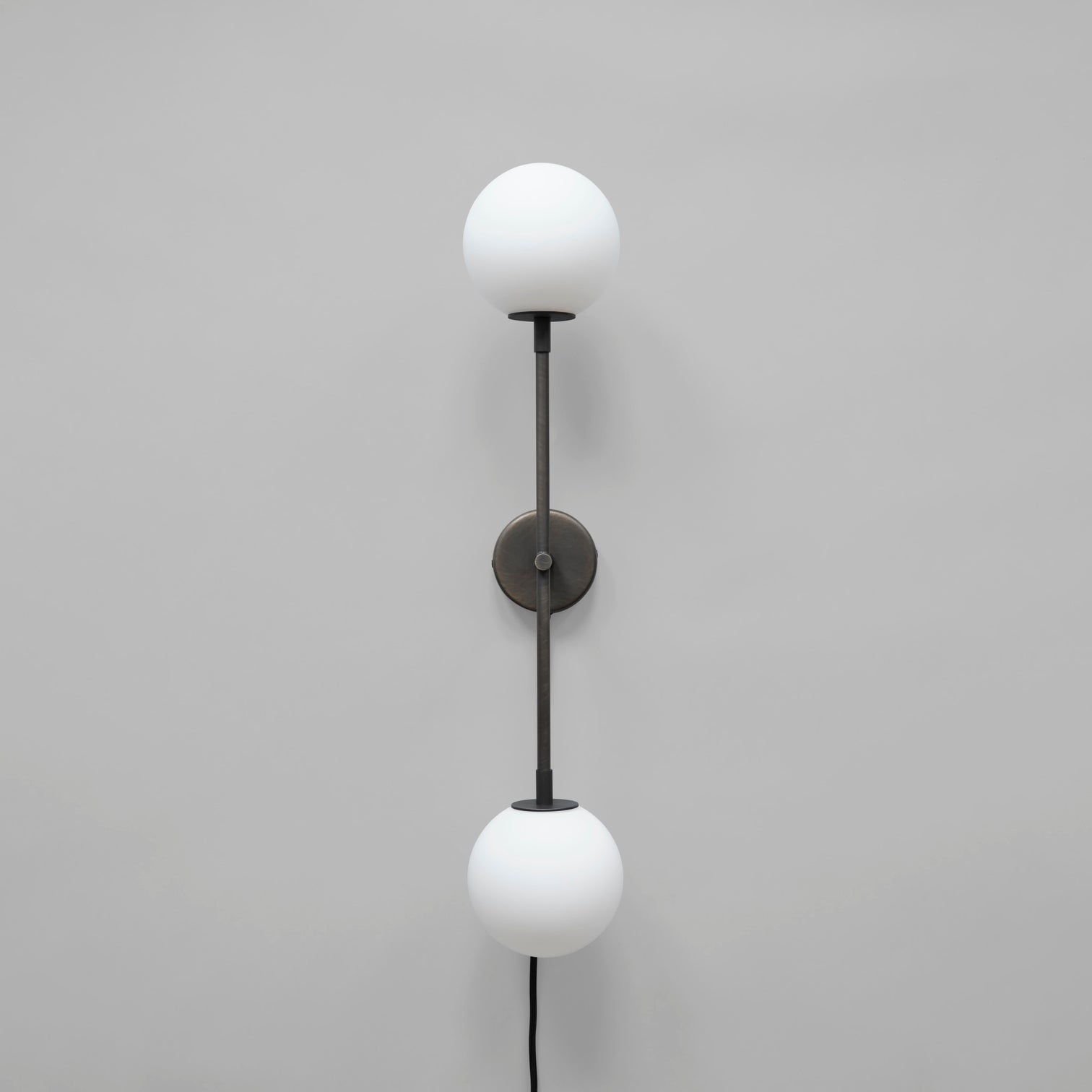 Med sin dekorative sjarm er vegglampen Drop Wall Lamp Bulp en forlengelse av Drop Chandelier Collection fra 101 Copenhagen.