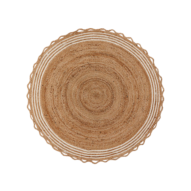 La treet (og gavene) hvile på dette fine juletreteppet fra House Doctor. Nord Christmas Rug er et vakkert, Ø120 cm stort teppe håndlaget i jute.
