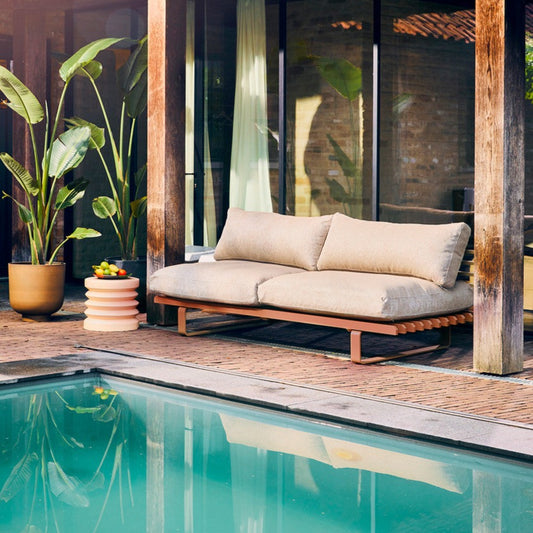 Sofaen Outdoor Aluminium Lounge fra HK Living er en lav, stilren utesofa med et minimalistisk uttrykk.