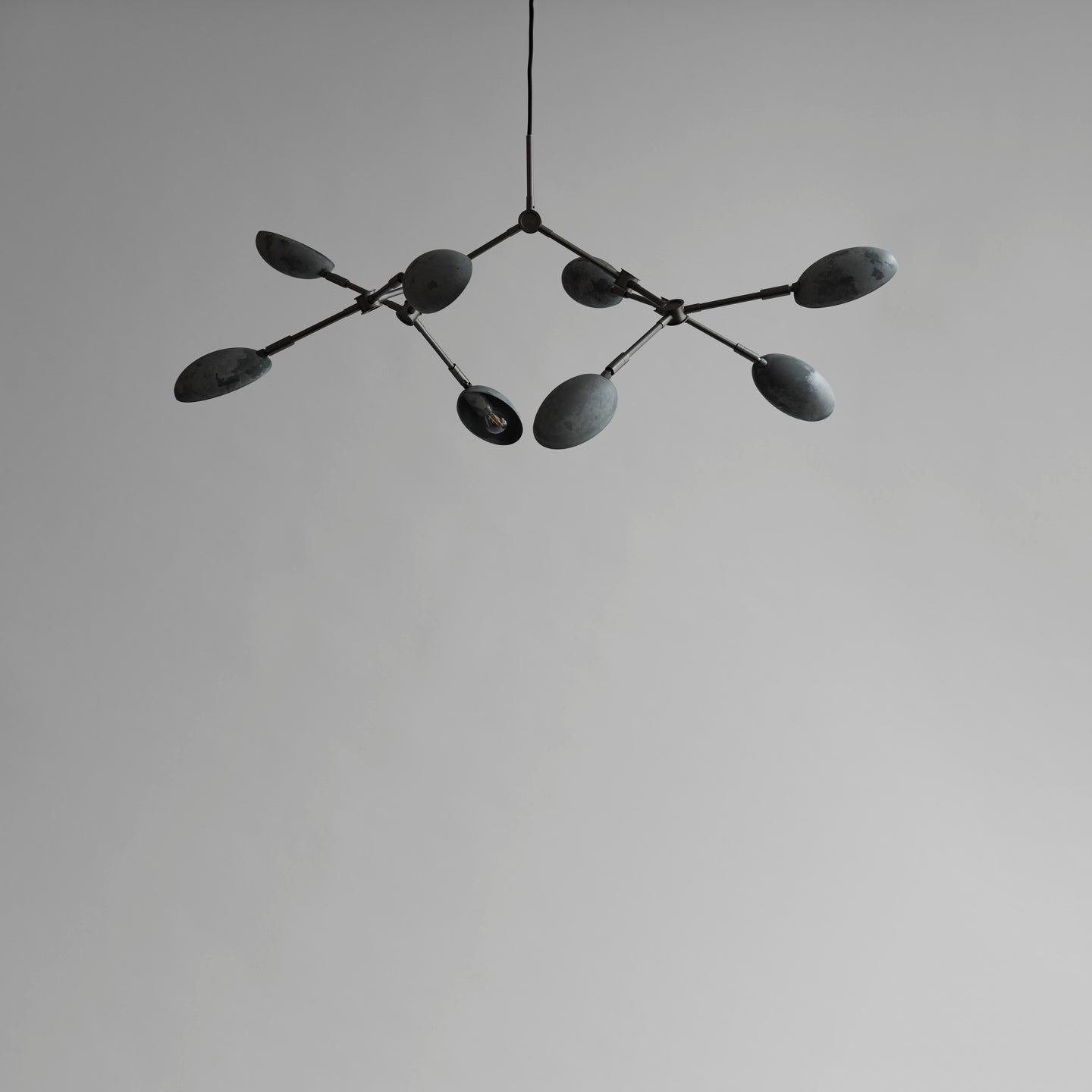 Drop Chandelier Mini fra 101 Copenhagen med oksidert finish.