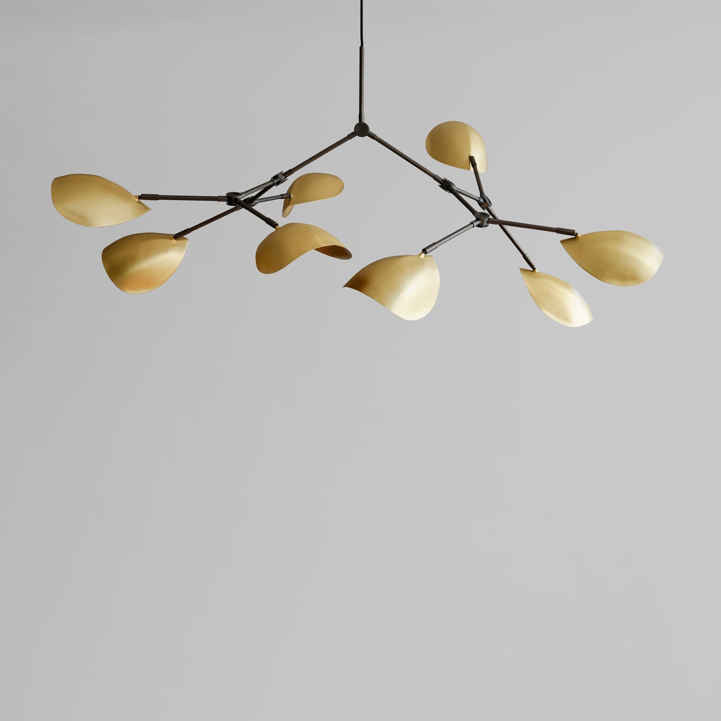 Taklampen Stingray fra 101 Copenhagen med messingfinish.