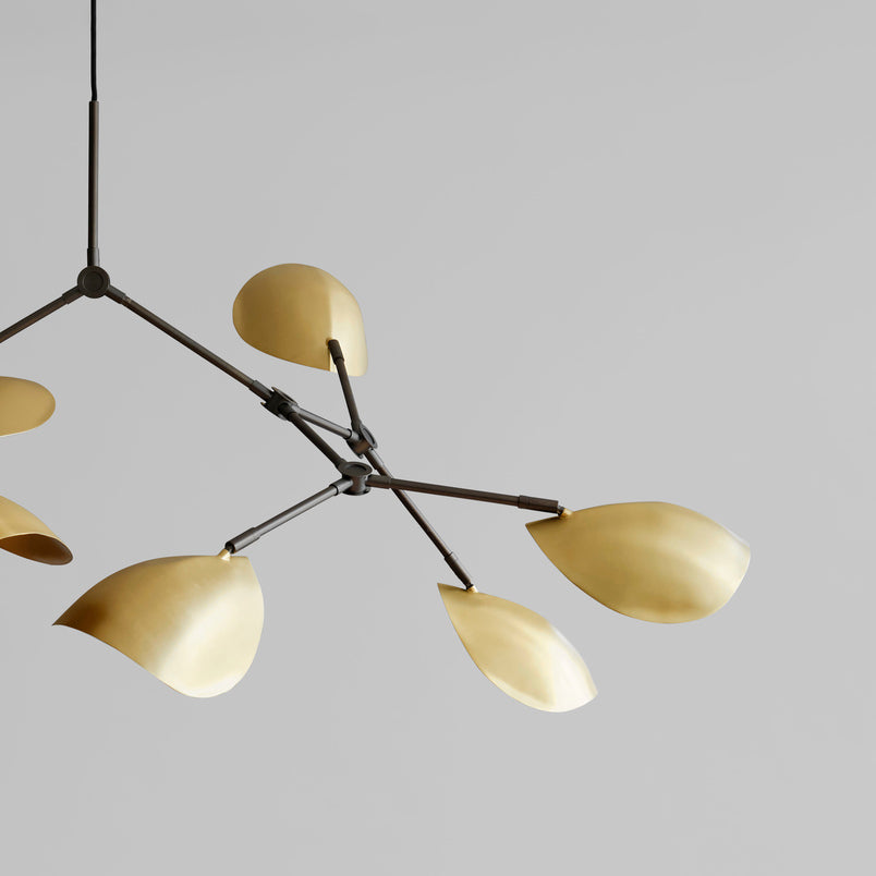 Taklampen Stingray fra 101 Copenhagen med messingfinish.