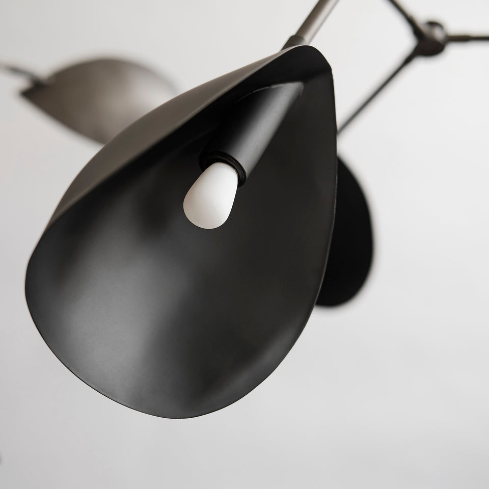 Lampen Stingray fra 101 Copenhagen med bronsefinish. 