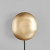 Vegglampen Clam i varianten Brass.