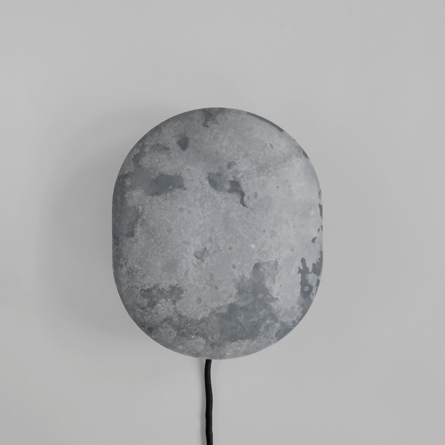 Vegglampen Clam i varianten Oxidized.