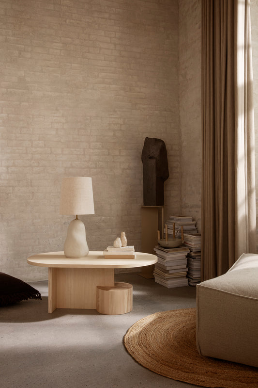Lampe Hebe fra Ferm Living med skjerm i naturfarget lin.