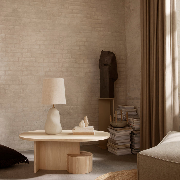 Lampe Hebe fra Ferm Living med skjerm i naturfarget lin.
