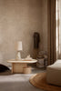 Lampe Hebe fra Ferm Living med skjerm i naturfarget lin.