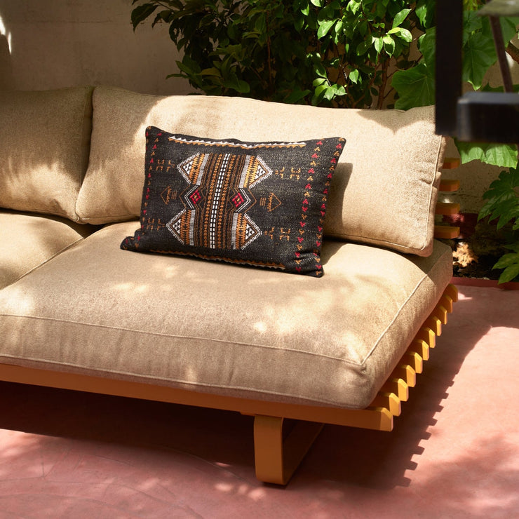 Putene i versjonen Brown/White XL er større og dekker sofaens bredde.