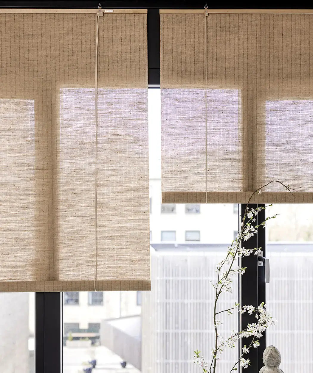 Rullegardin brun plante fra Color&Co i naturfarget jute, med ca 50% lysinnslipp