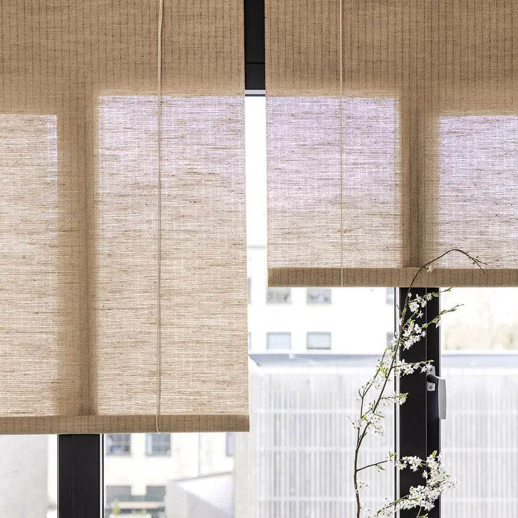 Rullegardin brun plante fra Color&Co i naturfarget jute, med ca 50% lysinnslipp