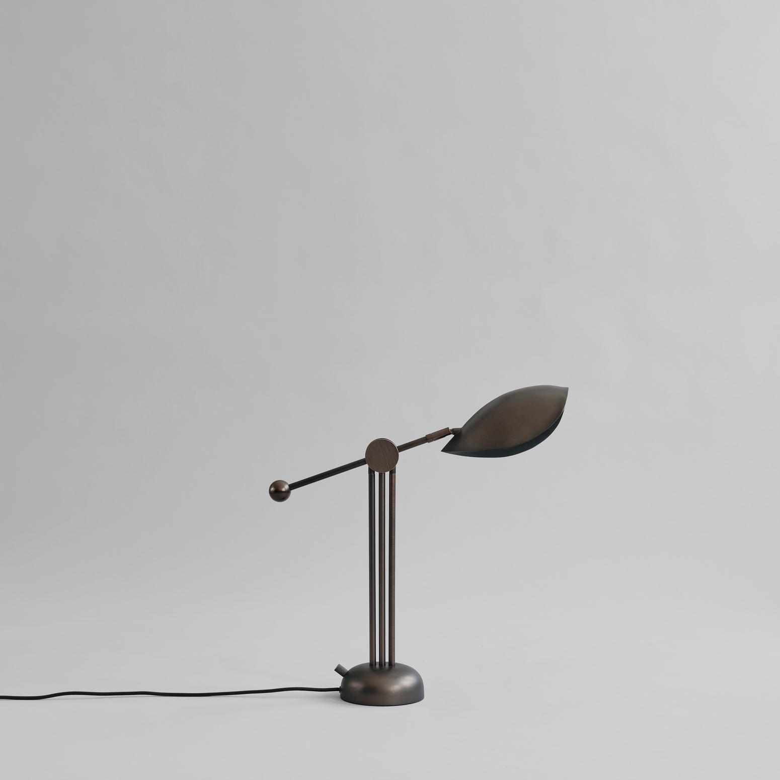 Bordlampen Stingray fra 1010 Copenhagen kan dimmes. 